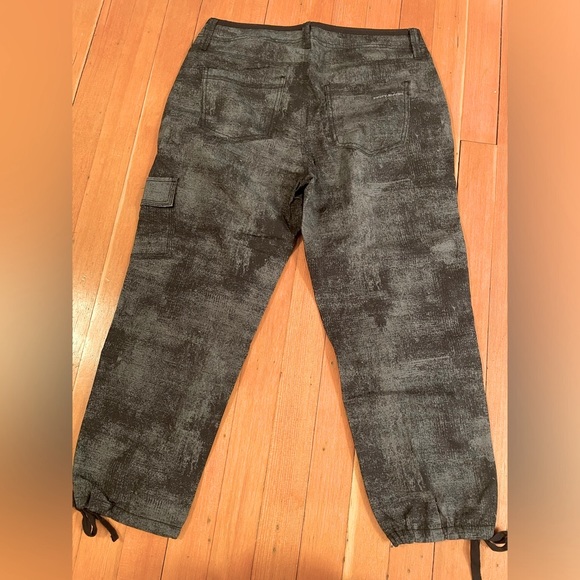 DKNY Dark Camo Cargo Lightweight Capri Pants. Size 4 - Picture 3 of 6